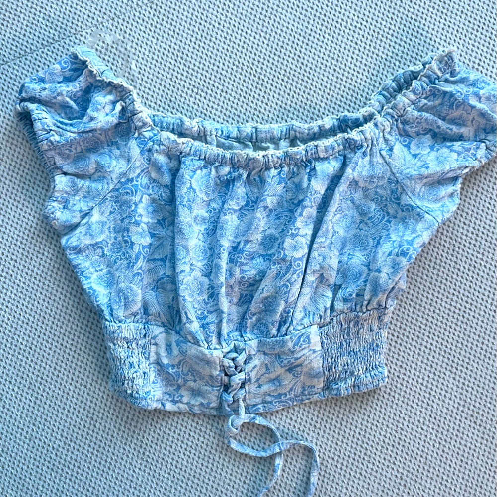 Cute off the shoulder blue and white cropped Aeropostale top! Size small.